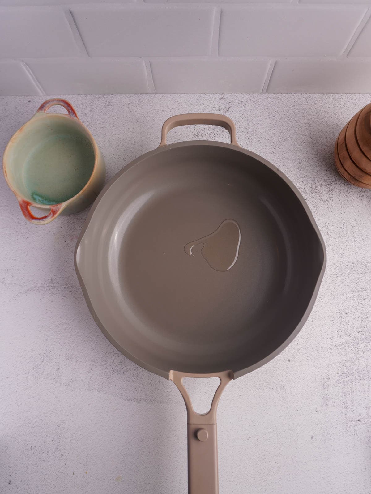 A non stick pan with oil.